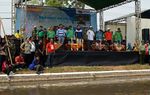 Peragaan Busana di Sungai