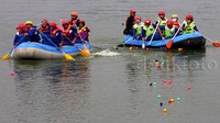 Simulasi mengevakuasi korban banjir. Lamhot Aritonang/detikFoto.