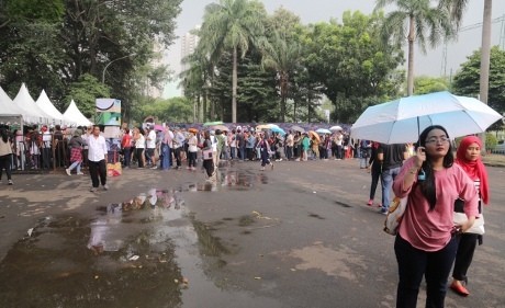 Hujan Tak Surutkan Animo Penonton The 90s Festival 2015