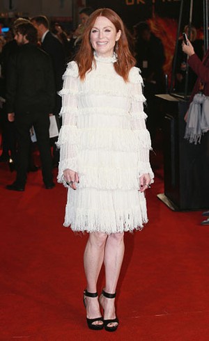 Berbusana Sopan nan Elegan ala Julianne Moore di Karpet Merah Hunger Games