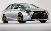 Camry TRD menawarkan berbagai perubahan yang signifikan. Sebut saja dengan tampilan bodi kit, front lip spoiler yang lebih mewah, serta tampilannya kini lebih tinggi berkat penggunaan pelek 21 inci. Pool/Worldcarfans.