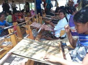 Mengintip Kampung Asal Usul Tenun Ikat di Pulau Terluar RI