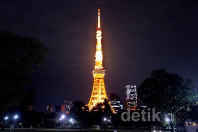 Pemandangan Tokyo Tower di Malam Hari
