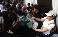 Warga mengantri