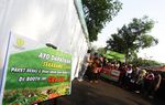 Warga Antri Dapatkan Buah dan Beras Gratis