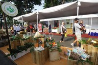 Masyarakat mengunjungi pameran ini.