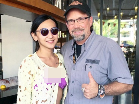 Foto Bareng Co-Founder Harley Davidson, Dena Rachman Tampil Seksi