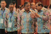     Menko Perekonomian Darmin Nasution berbincang dengan Gubernur Jawa Timur Soekarwo. Poll/Didik Suhartono