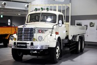 Ditempat yang luas, nyaman dan informatif ini semua sejarah dan produk UD Truck terpapar lengkap dan menyenangkan untuk disimak.