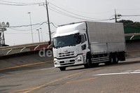 Meski berbadan besar, teknologi canggih dengan mesin Escot V membuat para jurnalis mudah menjinakkan truk-truk tersebut.