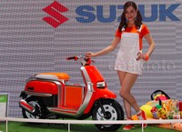 Seorang model berpose dengan Suzuki Hustler.