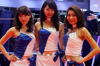 Tiga model berpose di sebuah booth di Tokyo Motor Show.