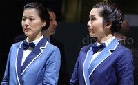 Dua model di booth Lexus. Seperti belahan negeri lainnya seperti China yang mengharamkan para gadis tak berpose seksi, Jepang juga menganut hal yang sama.