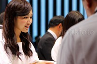 Suasana di booth Subaru. Dari pantauan detikOto, selama beberapa hari di pameran mobil Tokyo Motor Show yang akan berlangsung sampai akhir pekan ini, para gadis terlihat lebih sopan.