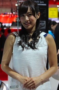 Model di booth pabrikan Jerman, Mercedes-Benz tak lupa memberikan senyum manis.