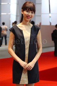 Model di booth MINI tampil lebih kasual, sesuai tema mobilnya.
