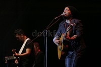 Acara The 90's Festival 2015 dimulai dengan penampilan band rock asal Bandung, Protonema.