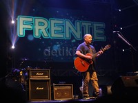 'Accidently Kelly Steert' membuka penampilan mereka di Stage 1.