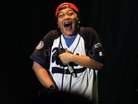 Setelah Sweet Martabak, giliran 'dewa' rapper Indonesia, Iwa K yang membuat penonton bergoyang lewat lagu 'Bebas', 'Nombok Dong' dan 'Malam Ini Indah'.