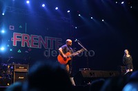 Petikan gitar yang renyah dan suara mengalun pelan dari, Frente! membuat suasana makin intim.