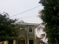 Masjid Miftahul Jannah berada di belakang gereja. Jika dilihat dari depan gereja, bagian kubah masjid akan terlihat (Kurnia/detikTravel)