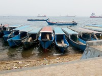 Untuk mencapai Pulau Doom, bisa naik longboat dari pelabuhan di Sorong. Perjalanannya hanya sebentar, yaitu 10 menit (Kurnia/detikTravel)