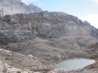 Tentu saja, paling asyik lewat Desa Ugimba daripada lewat jalur tambang Freeport. Sebab, pendaki bisa melihat Lembah Danau-danau dari ketinggian 4.500-an mdpl. Cantik! (Afif/detikTravel)