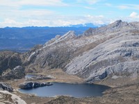 Selain itu jika lewat jalur perkampungan, para pendaki pun bisa melihat Danau Larson dari ketinggian. Danau cantik yang tidak ada manusia menetap di sekitarnya (Afif/detikTravel)