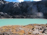 Asal tahu saja, ternyata belum ada penelitian yang mendalam mengenai Lembah Danau-danau ini. Belum ada penjelasan mengenai mengapa airnya berbeda-beda warnaya dan kedalaman danaunya sendiri (Afif/detikTravel)