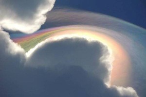 Awan Pelangi Ajaib Difoto Turis di Jamaika
