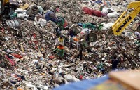 Sejumlah pemulung memilah-milah sampah plastik di TPST Bantargebang.