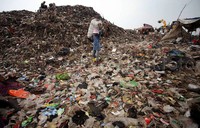 Seorang pemulung memanggul karung berisi sampah plastik yang dikumpulkan di TPST Bantargebang.