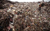 Seorang pemulung mencari sampah plastik di TPST Bantargebang.