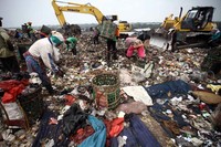 Para pemulung mencari sampah plastik di TPST Bantargebang.