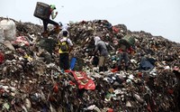Para pemulung datang ke TPST Bantargebang dengan membawa keranjang besar. Keranjang itu digunakan untuk mengumpulkan sampah platik.