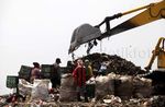 Mengais Rezeki di Tumpukan Sampah Bantargebang