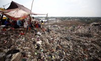 Para pemulung beristirahat di tenda sederhana yang dibuat setelah lelah bekerja.