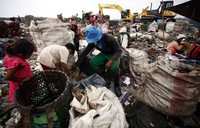 Sampah-sampah plastik yang terkumpul di keranjang dipindah ke dalam karung besar.