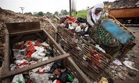 Setiap harinya TPST Bantargebang selalu dipadati pemulung yang mengais rezeki di atas tumpukan sampah.