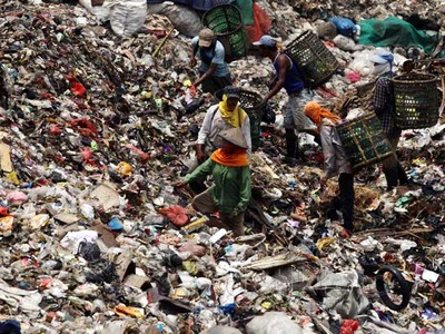 Mengais Rezeki di Tumpukan Sampah Bantargebang