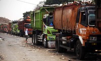 Puluhan truk mengantre menurunkan sampah di TPST Bantargebang.