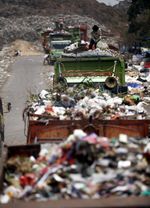 Antrean Truk Sampah di Bantargebang