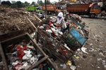Antrean Truk Sampah di Bantargebang