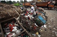 Seorang pemulung mangais rezeki di TPST Bantargebang.