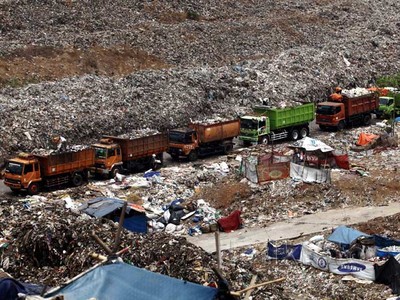 Antrean Truk Sampah di Bantargebang
