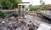 Di lokasi sungai tampak sangat kotor dipenuhi lautan sampah. Alfathir Yulianda/detikFoto.