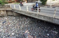 Selama musim kemarau, sampah di Kali Utan Kayu hanya sekitar 7-8 kubik per hari. Namun karena dua hari kemarin Jakarta diguyur hujan deras, volume sampah meningkat jadi 7 kali lipat. Alfathir Yulianda/detikFoto.