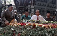 Maritim dan Sumber Daya Rizal Ramli  memanjatkan doa di makam mantan Presiden ke-4 KH Abdurrahman Wahid di Ponpes Tebuireng Jombang, Jawa Timur.  istimewa/suryo