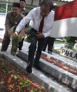 Rizal Ramli Ziarah ke Makam Gus Dur