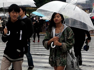 Hujan Tak Surutkan Aktivitas Warga Jepang